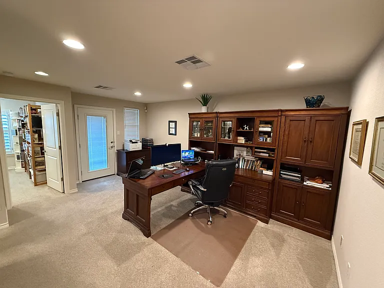 1201 Highknoll Ln — Photo 8