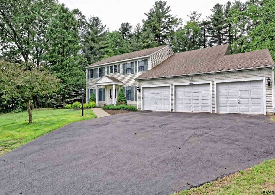 1st image of 90 Cobble Hill Dr