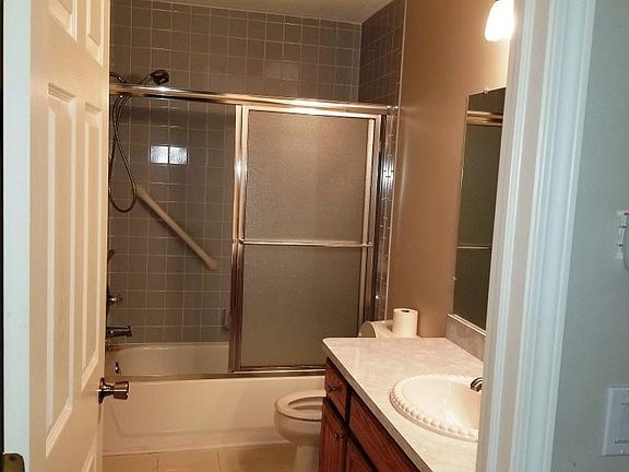 Vaulted ceiling in main bath with plant ledge