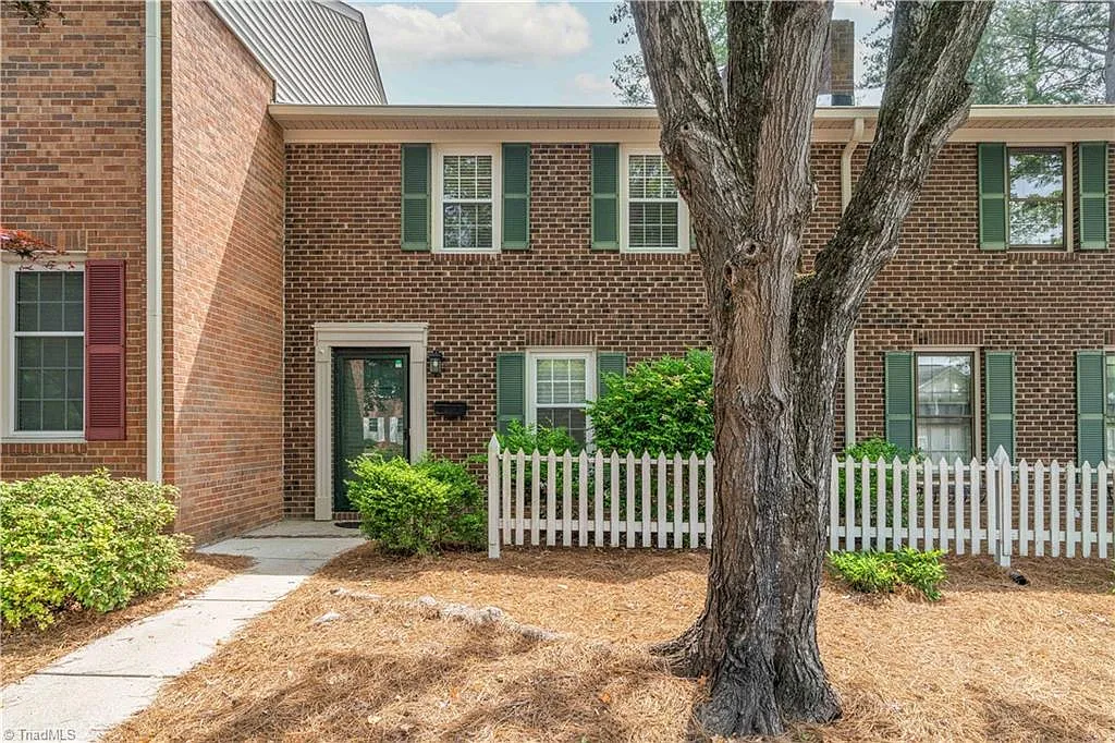 3 bed, 2.5 bath, 1452 sqft, $1,500 — Photo 1