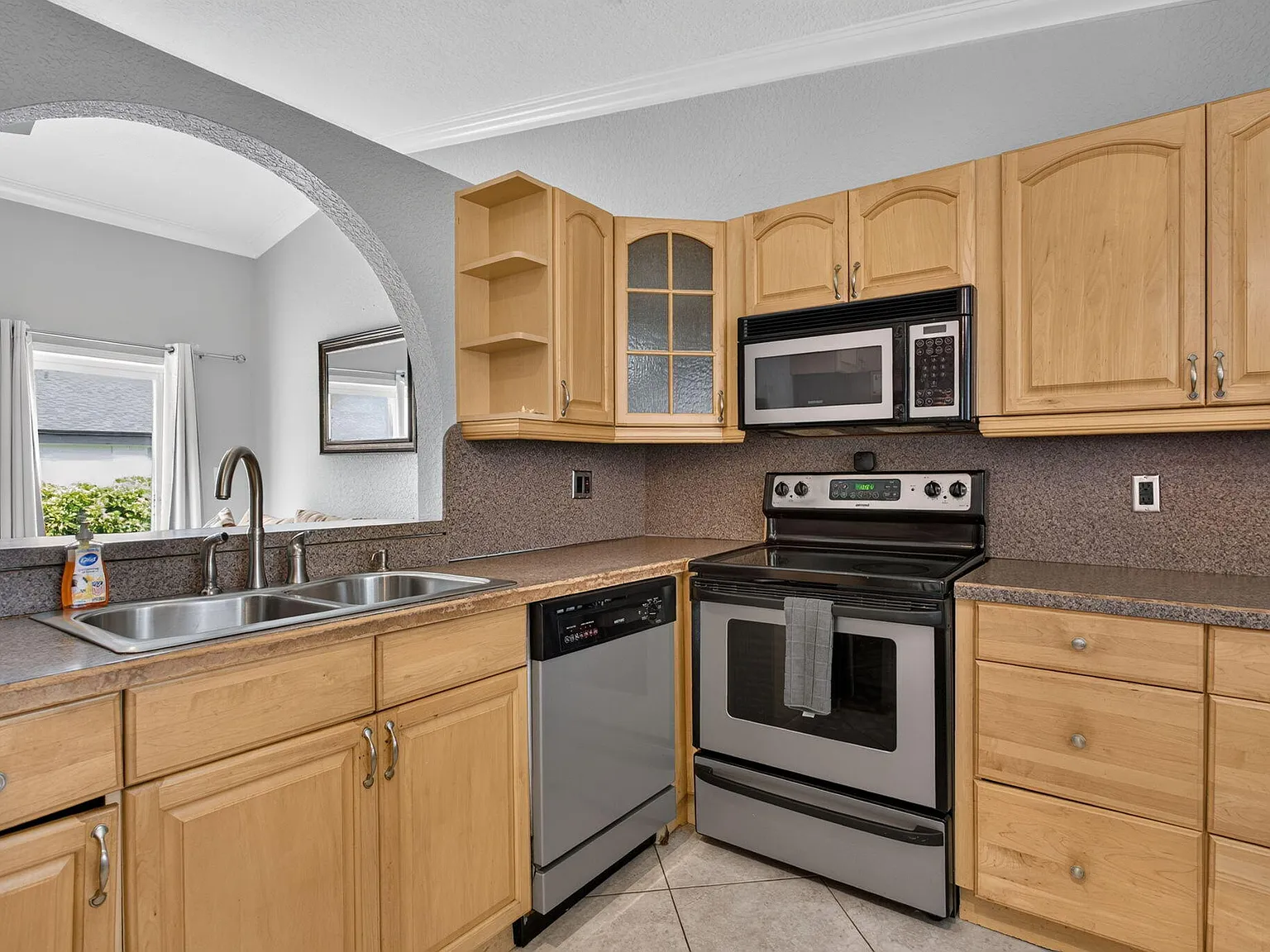 3 bed, 2.0 bath, 1428 sqft, $3,400 — Photo 4