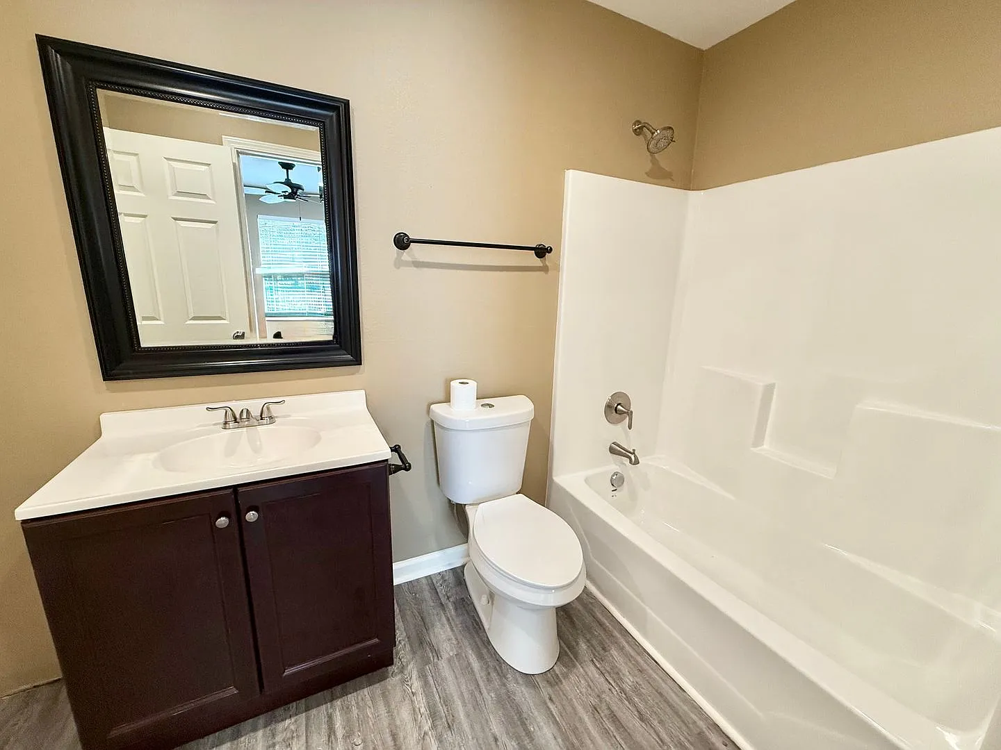 Spacious 3-bed with 3.5 bathrooms!! — Photo 3
