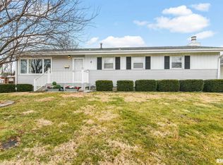 8 Saint Marys Ct, Springfield, IL 62702