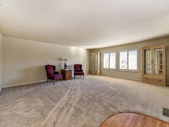 5th image of 714 Belle Ln