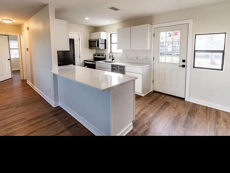909 N 6th St — Photo 8
