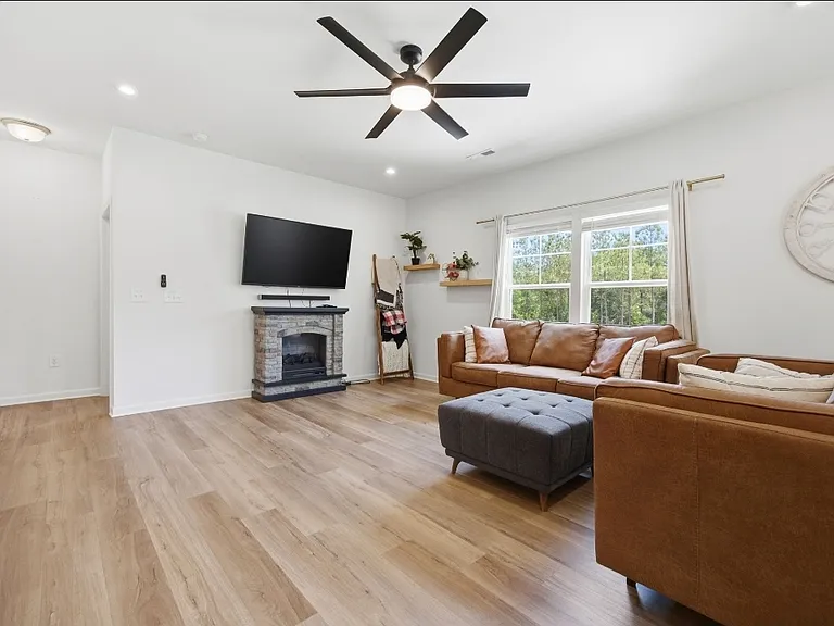 315 Enfield Dr — Photo 6