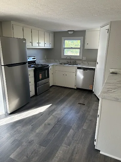 601 Moores Dr — Photo 5