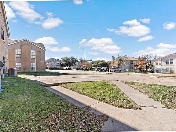 2nd image of 1112 Autumn Cir #1112B