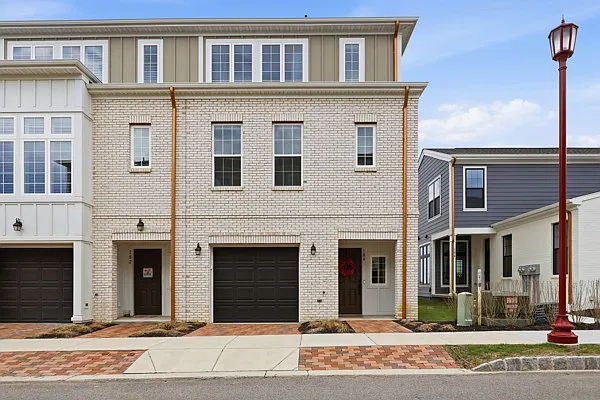 3 bed, 1887 sqft, $3,200 — Photo 1