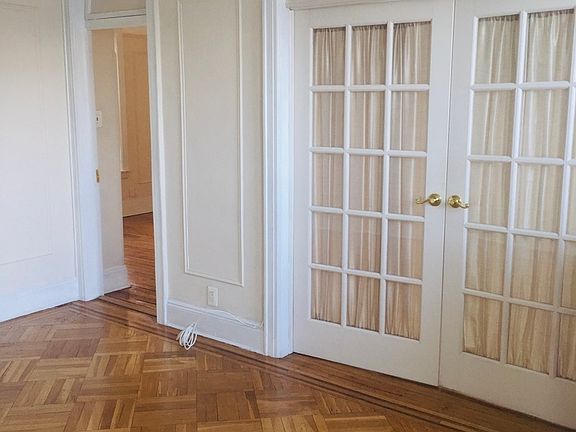 5th image of 3144 35th St APT 3R