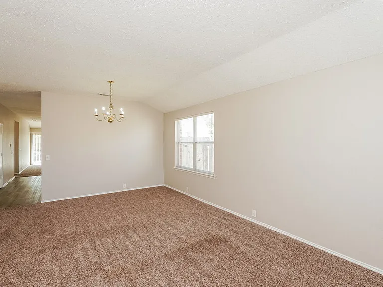 1519 Columbia Dr — Photo 6