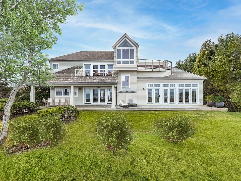 1st image of 11 Noyac Bay Ave