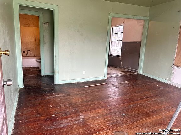 4th image of 2632 WADE ST