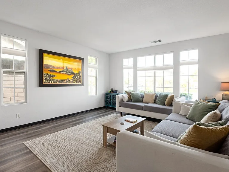 450 Rocco Cir — Photo 10