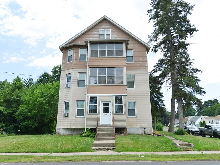 390 Clinton St — Photo 2