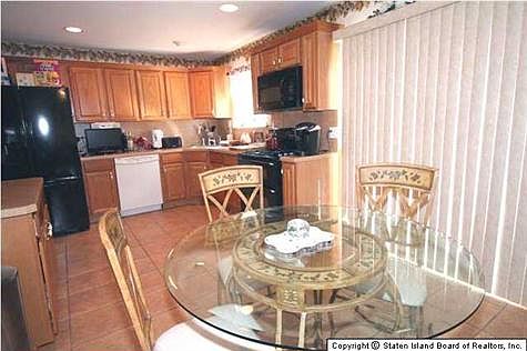 5th image of 410 Amherst Ave