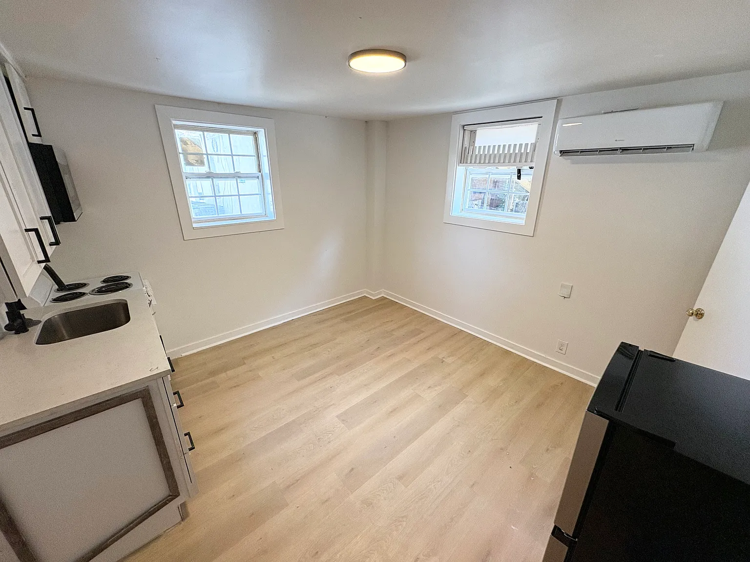Studio, 150 sqft, $1,050 — Photo 2