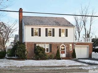 9 Middleton Rd, Garden City, NY 11530