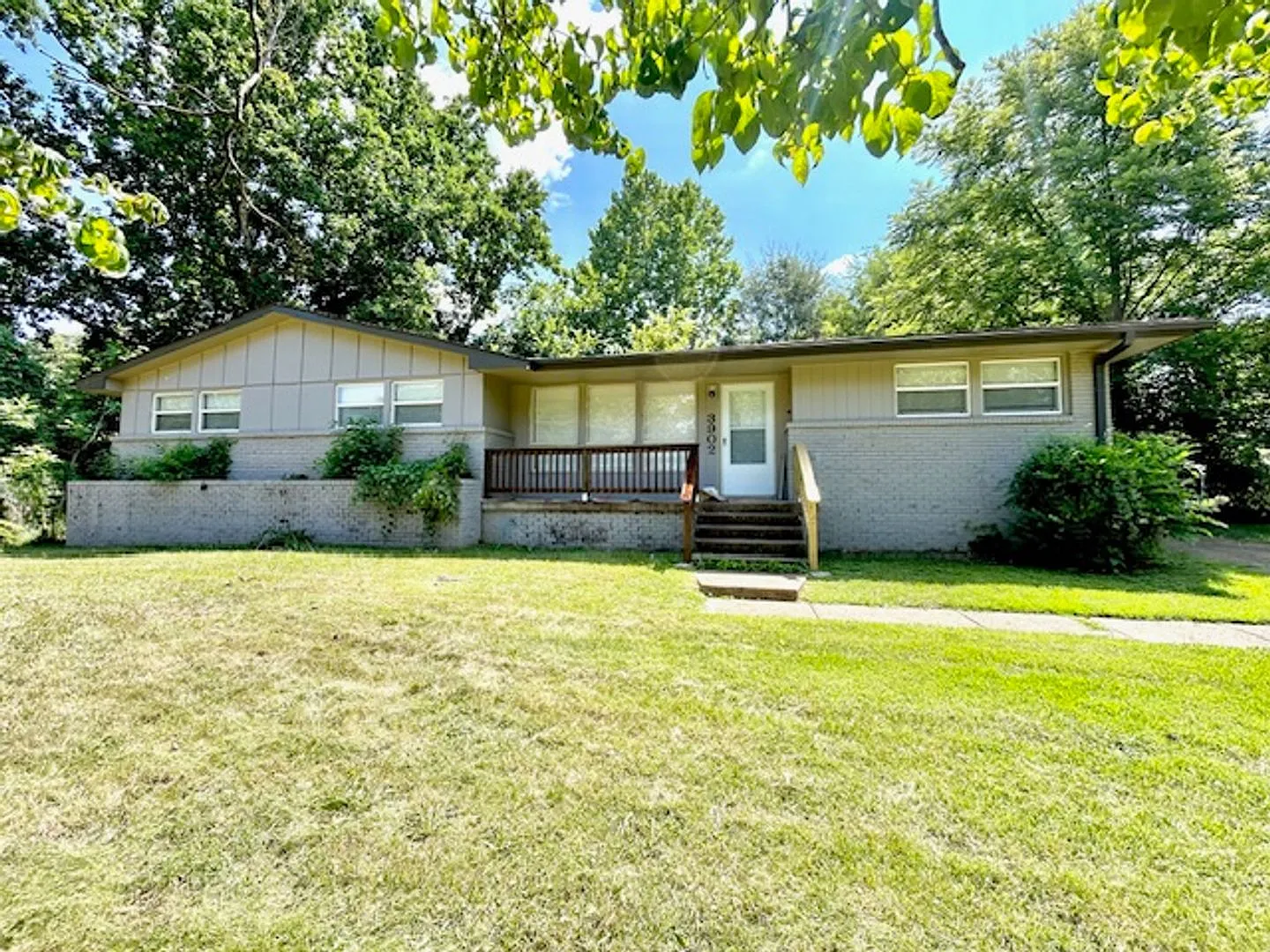 Move In Special-$500 off first month's rent- 3-bedroom 1.5 bath charming home with spacious yard. — Photo 2