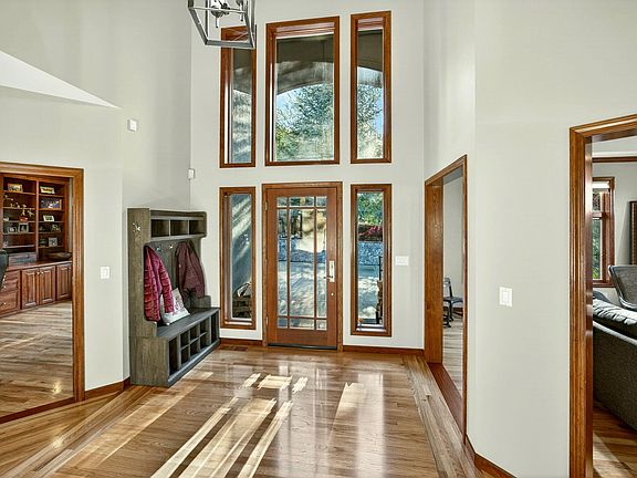 3rd image of 2583 Oak View Cir