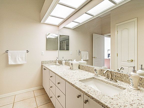 4th image of 15905 Benton Ct