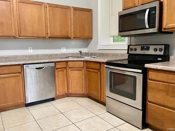 3rd image of 3701-03 Illinois Ave #3703