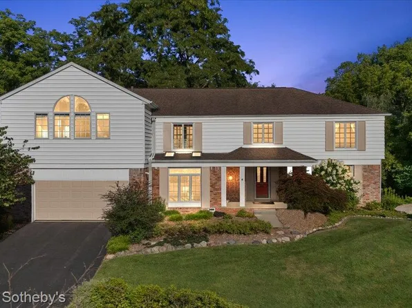 22601 Highbank Dr, Beverly Hills, MI 48025