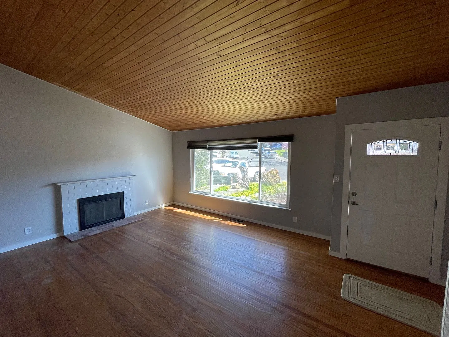 Awesome Commuter Location 3 Bedroom 2 Bath — Photo 2