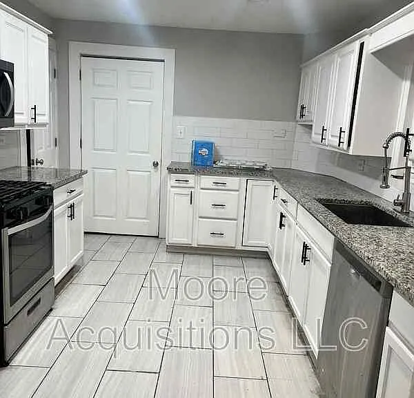 1018 W Sears St — Photo 9