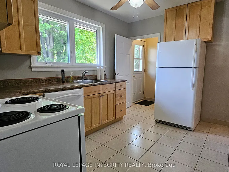 1764 Gage Cres — Photo 32
