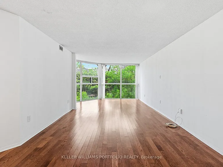701 King St W #107 — Photo 5