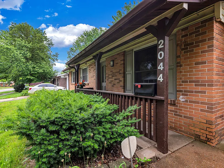 2044 Kingsford Dr — Photo 1