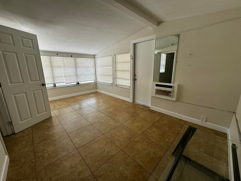 1681 NE 51st Ct, photo 9
