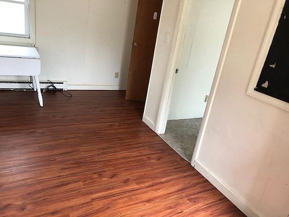 3rd image of 211 Tompkins St