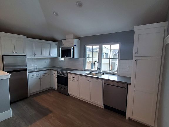 4th image of 1067 N Park Victoria Dr