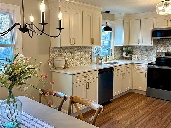 4th image of 34 Flora St