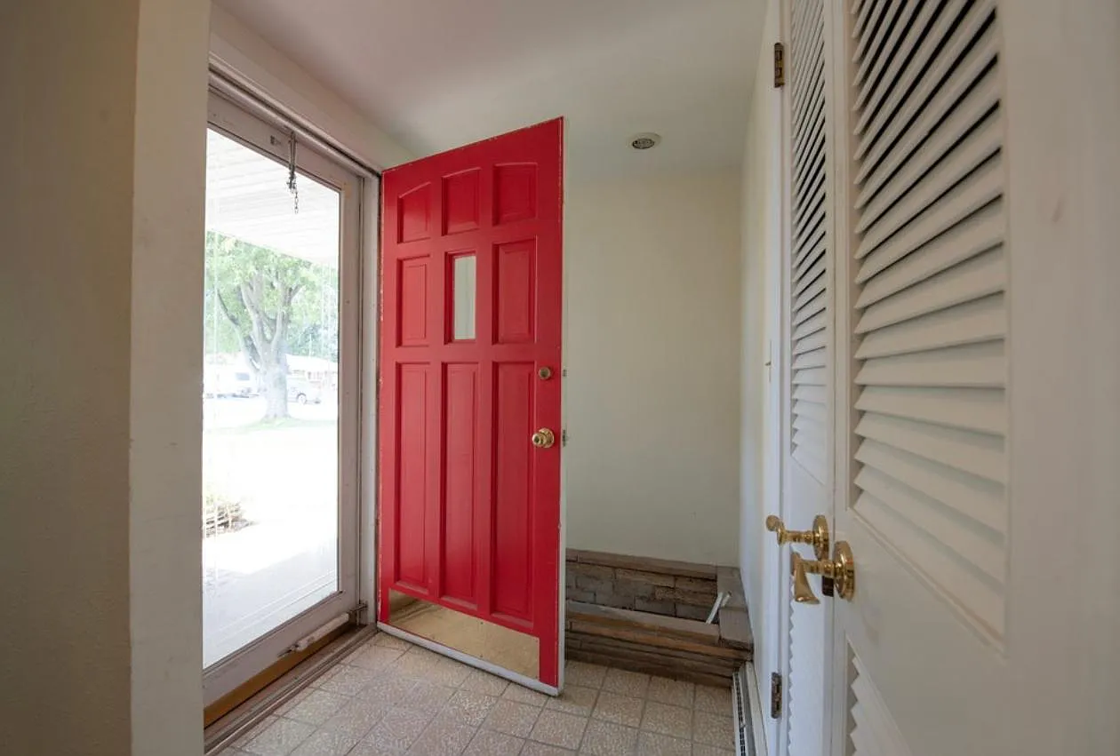 611 Brynhaven Dr — Photo 3