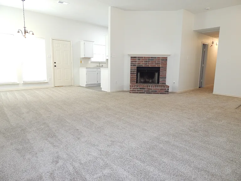 1412 Wesley Dr — Photo 4