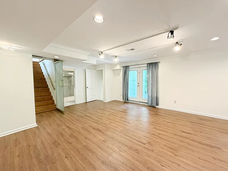 10611 Allenwood Ln — Photo 28