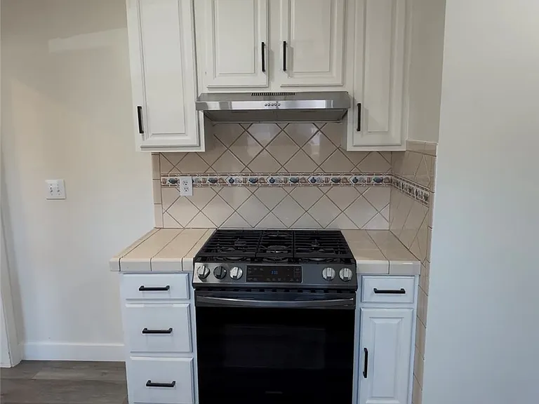322 S Grand Ave — Photo 2