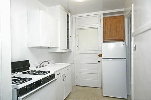 2nd image of 2625 W Gunnison St APT 2U