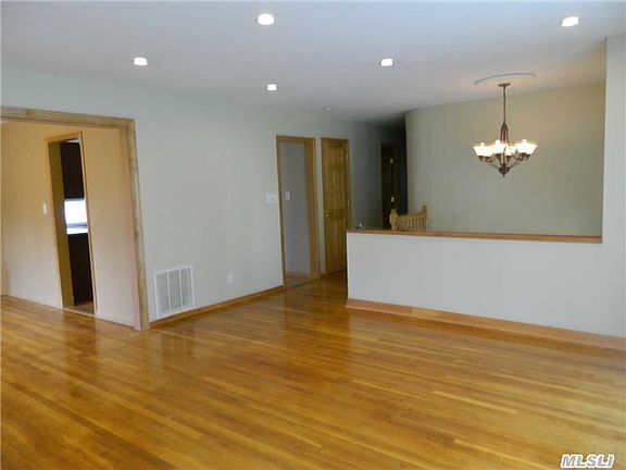 2nd image of 16 Sterling Ln