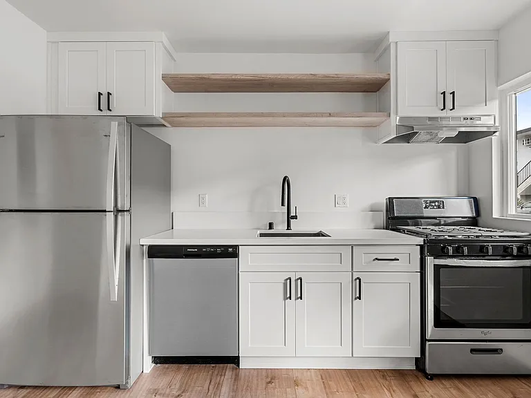 Echo Lake Apartments — Photo 18