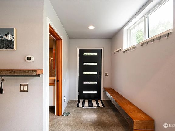 5th image of 2111 Cody Ave