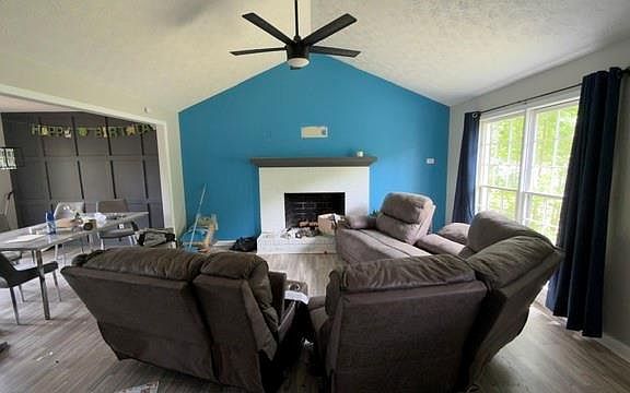 3rd image of 408 Willow Ct SE