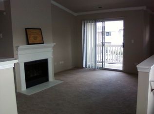 2231 Oakridge Dr APT 4, Aurora, IL 60502