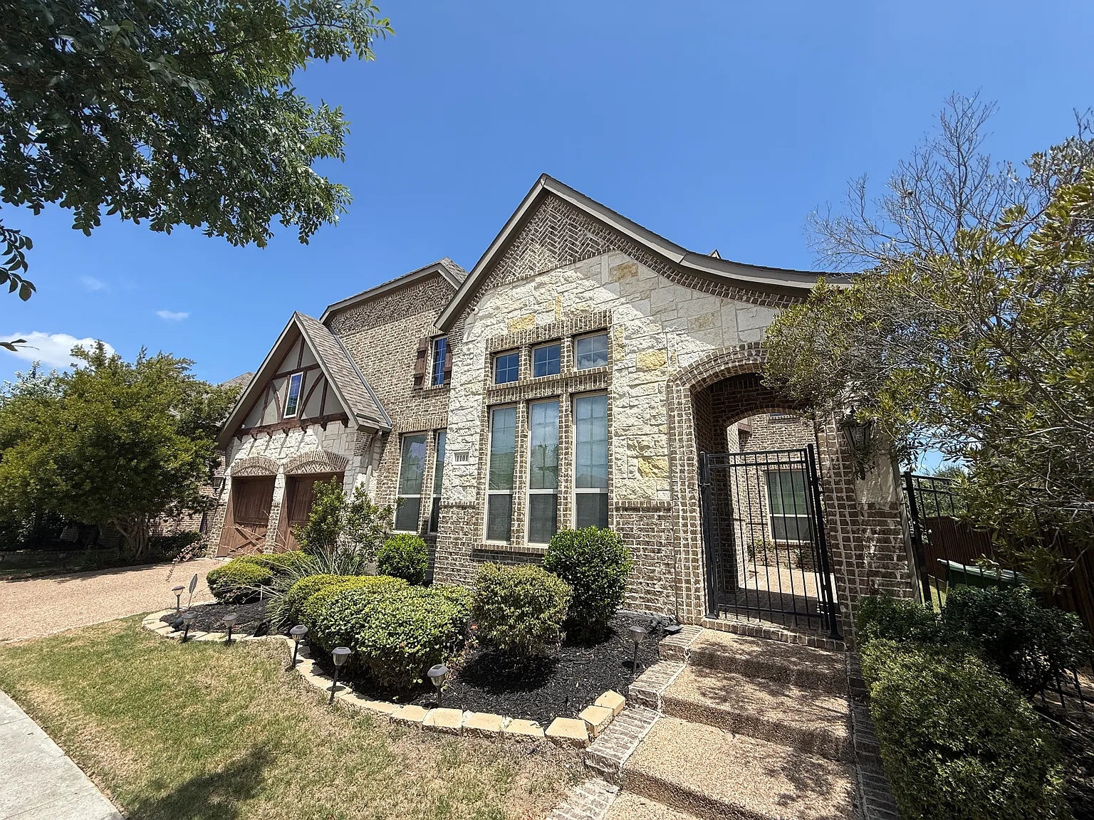 5 bed, 4331 sqft, $4,995 — Photo 1