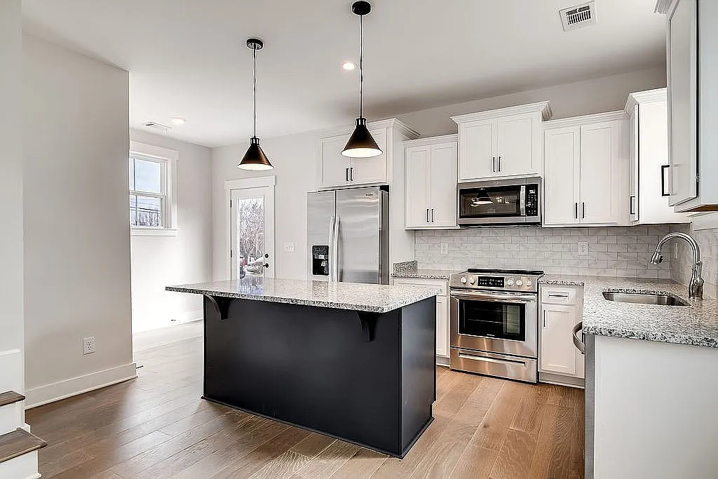 4 bed, 1900 sqft, $2,999 — Photo 3
