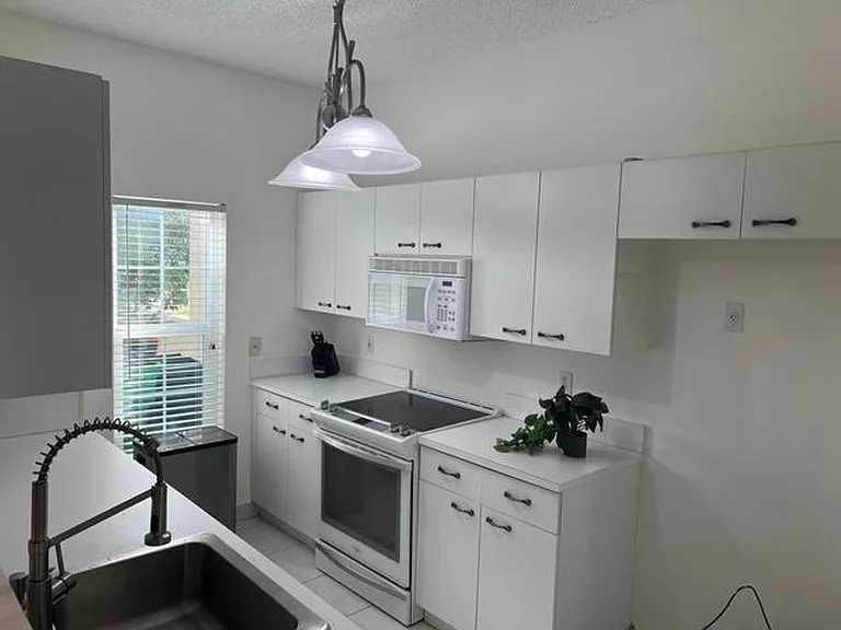 4878 SW 32nd Ter — Photo 1