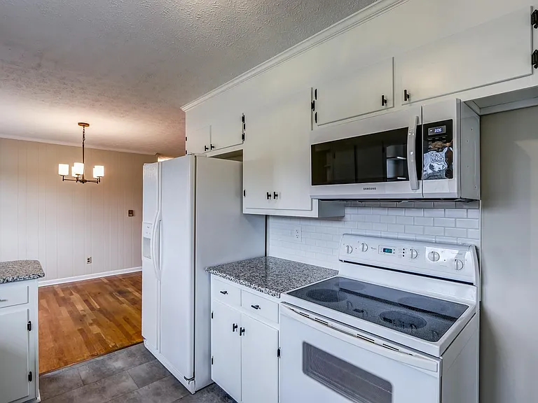 4295 Everett Rd — Photo 10